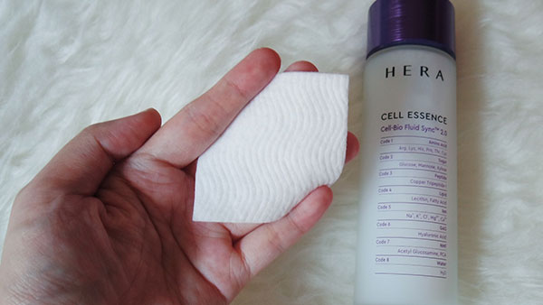 HERA Cell Essence Double Effect Facial Cotton Pad Wave Side