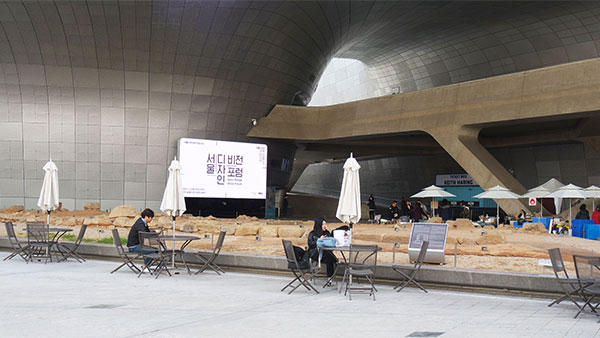 Dongdaemun Design Plaza (DDP) - Outside